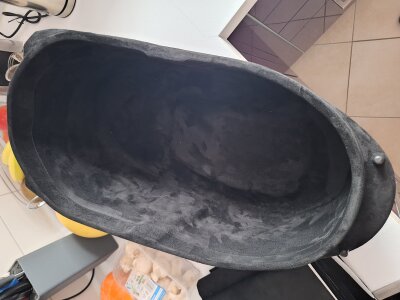 Helmfach mit Alcantara bezogen